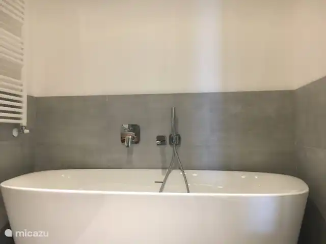 Lerici - Cinque Terre - Toscane Nr.1 | Italie, Ligurie, Lerici - appartement salle de bain 1 - baignoire