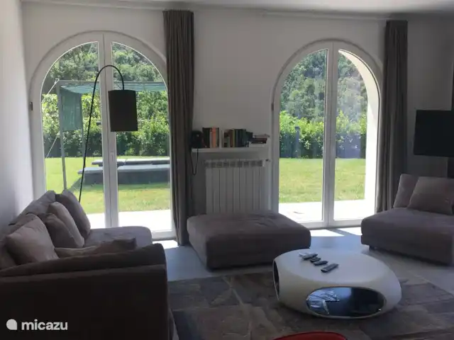 Lerici - Cinque Terre - Toscane Nr.1 | Italie, Ligurie, Lerici - appartement Salon avec rideaux ouverts et accès au jardin privé
