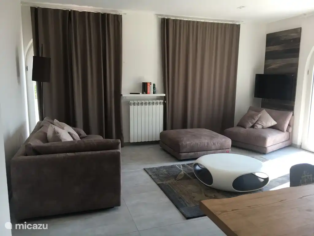 woonkamer met gordijnen dicht