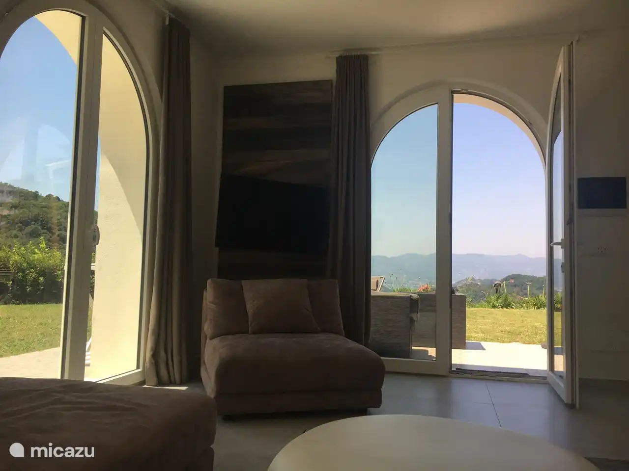 Woonkamer met toegang naar prive tuin