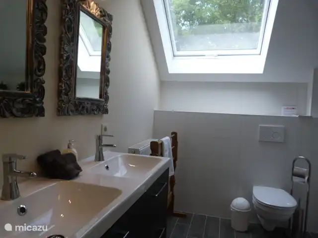 Perfect Getaway huren in België, Ardennen, Durbuy - villa De ruime 2e badkamer met bad.