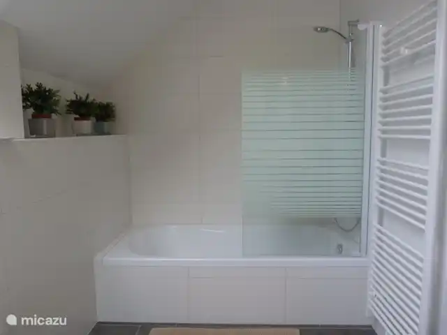 Perfect Getaway huren in België, Ardennen, Durbuy - villa De ruime 2e badkamer met bad.