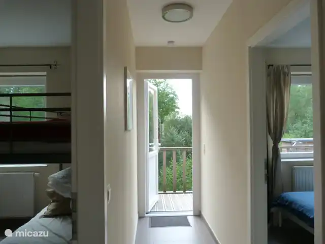 Perfect Getaway huren in België, Ardennen, Durbuy - villa Vanuit de keuken en naar boven kun je zo het terras op.