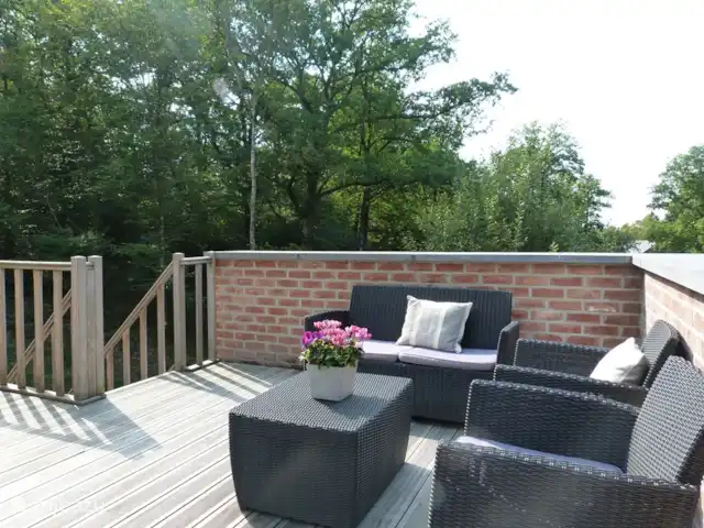 Perfect Getaway huren in België, Ardennen, Durbuy - villa Het dakterras is een ideale plaats voor een aperitief aan het einde van de dag.