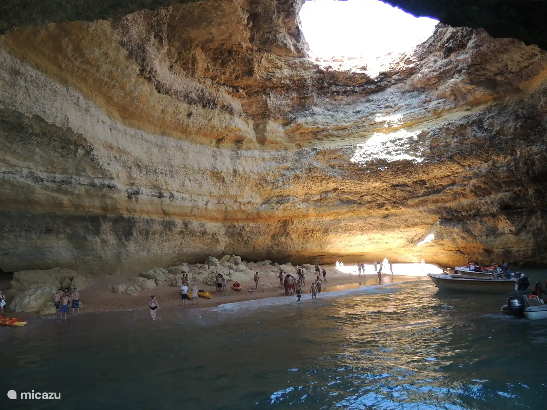 Die Benagil-Höhle ist eines der berühmtesten Naturwunder der Algarve. Die riesige Meereshöhle ist besonders besonders wegen der runden Öffnung in der Decke, durch die das Sonnenlicht wunderschön fällt. 