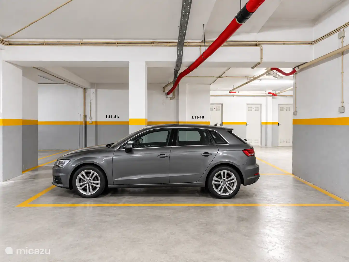 Privatparkplatz mit Platz für bis zu 3 Autos