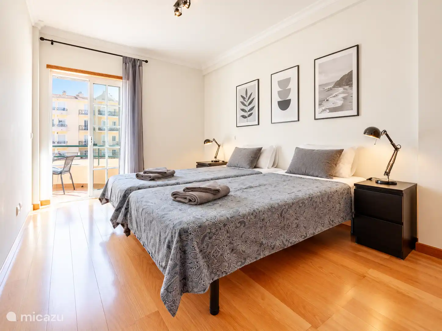 Zweites Schlafzimmer mit zwei Einzelbetten und Matratzen von 2,1 m Länge. Zugang zur Sonnenterrasse und Blick auf das Becken.
