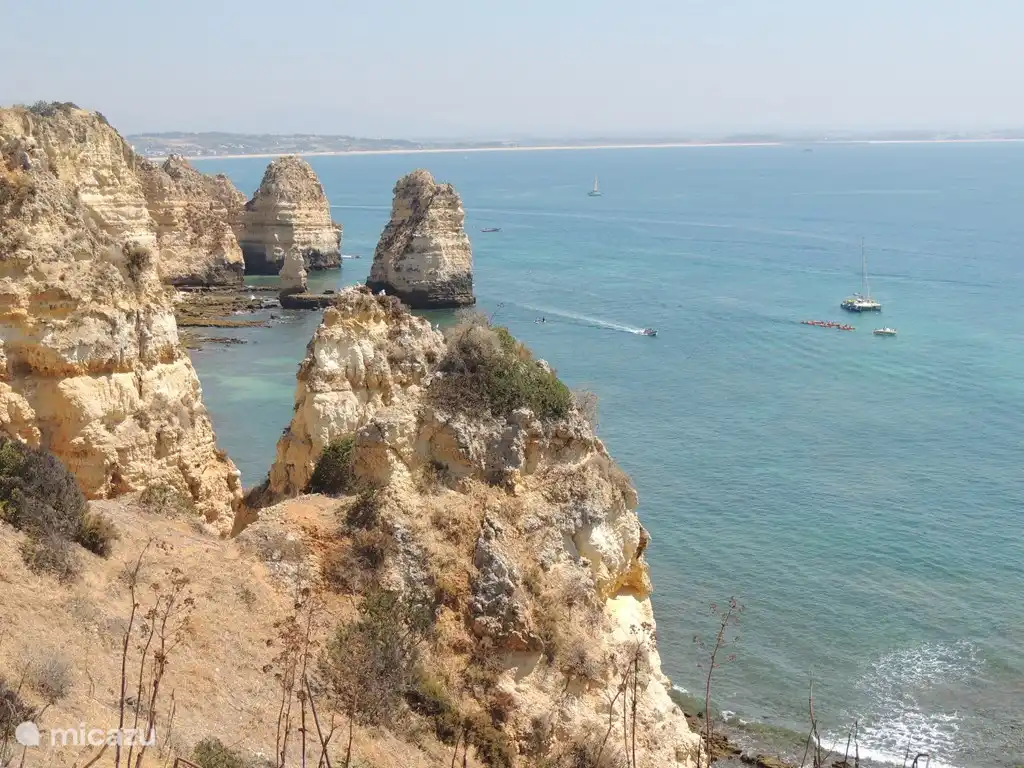 La costa rocosa que embellece el algarve.