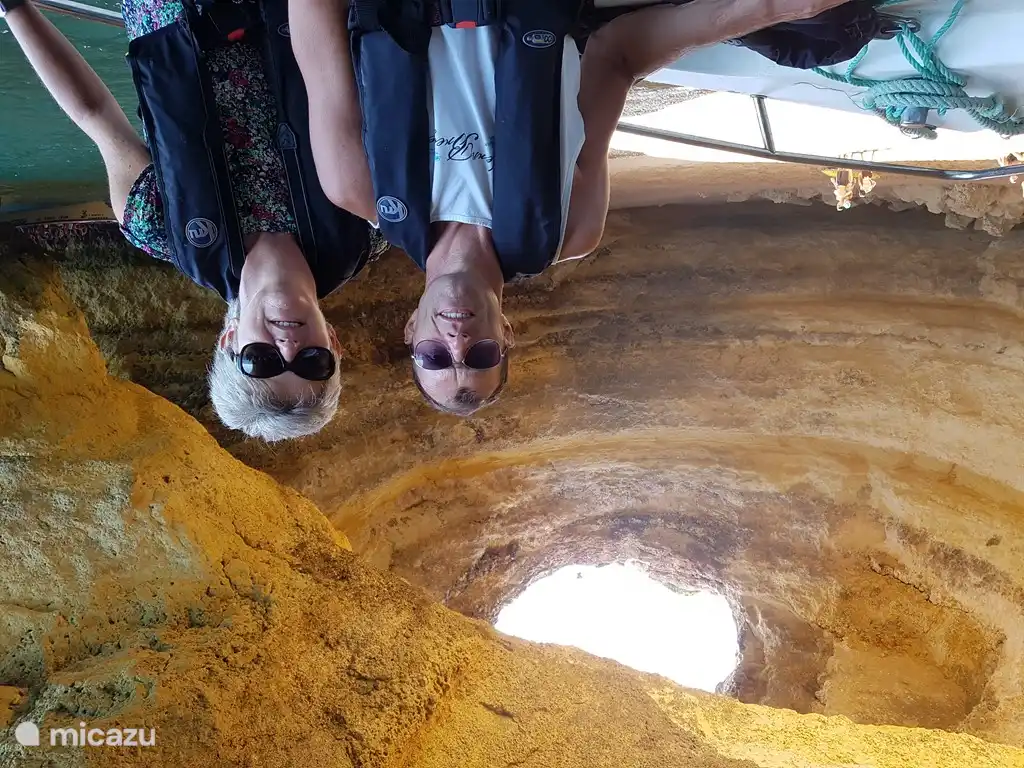 Foto nuestra en la cueva de Benagil (a bordo de un barco). Se pueden realizar excursiones en barco desde la playa de Armaçao o en catamarán desde el puerto de Albufeira a 10 km.