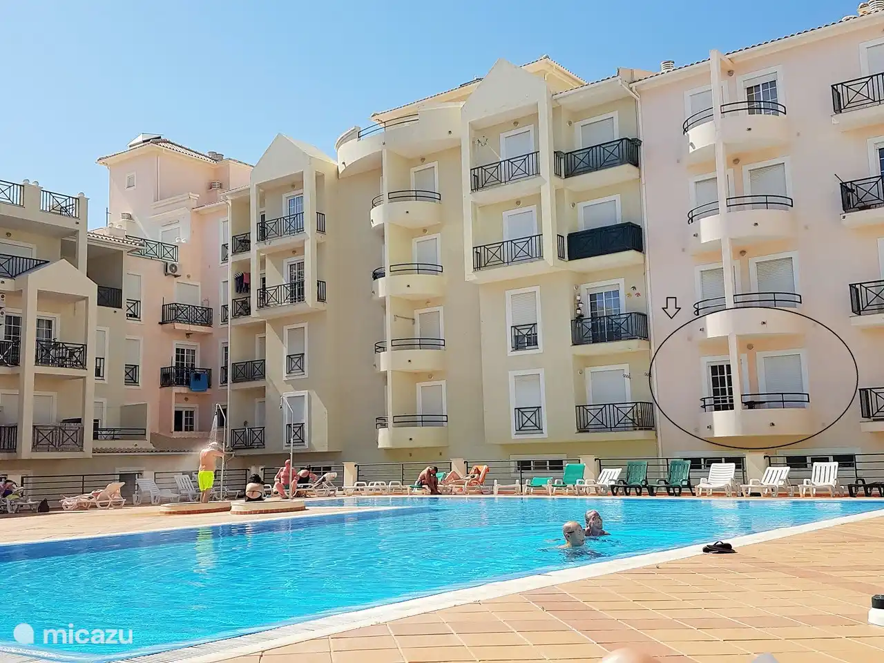 Vista de la terraza solarium con gran piscina (20 x 10 m)