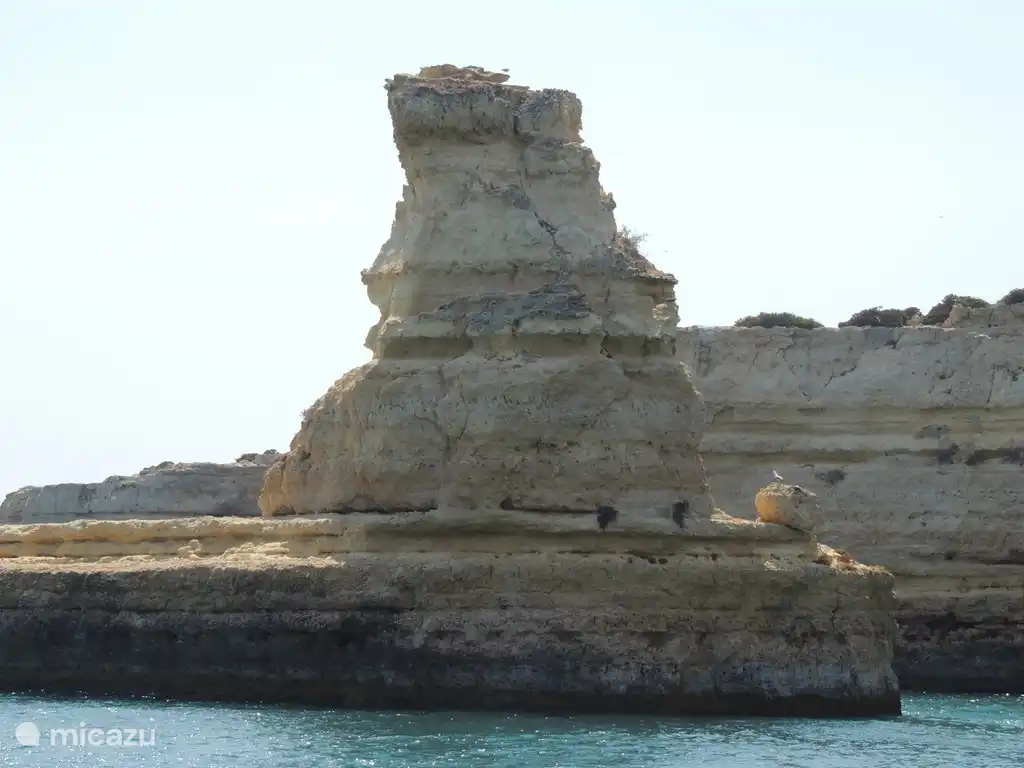Formación rocosa a unos diez km de la playa.