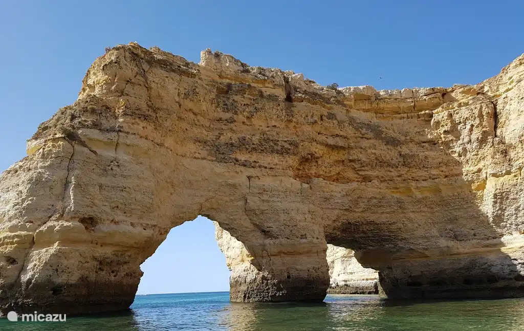 El arco triunfal a pocos kilómetros de Armaçao. Se puede visitar en barco desde la playa de Armaçao.