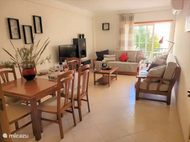 Nossa casa | Portugal, Algarve, Armação de Pêra - appartement Séjour avec air conditionné froid/chaud, wifi et smart TV avec satellite (25 m2).
