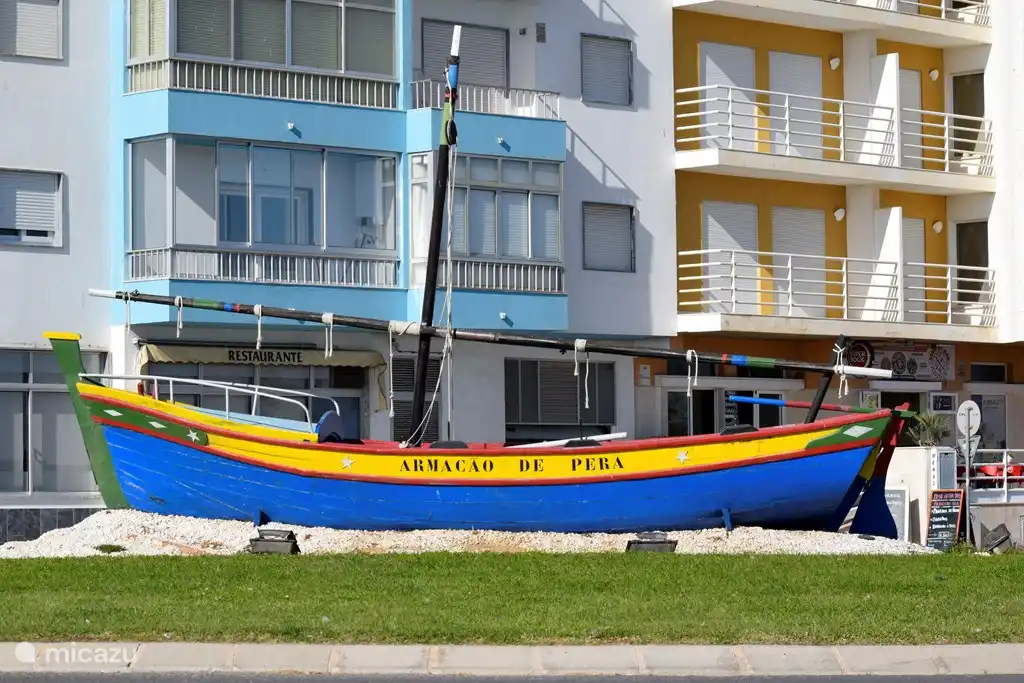 Barco en el paseo marítimo