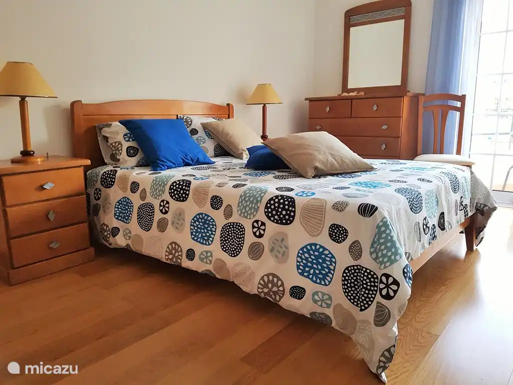 Primer dormitorio con aire acondicionado frío/calor y cama de matrimonio (15 m2).