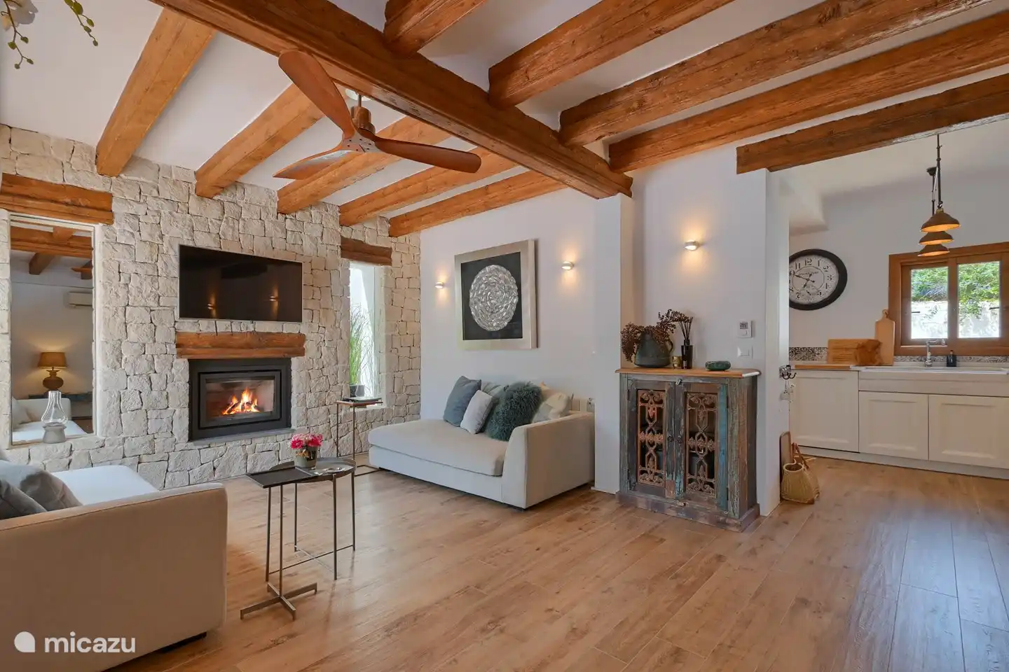 Casa ZenZeZ salon/séjour et accès à la cuisine