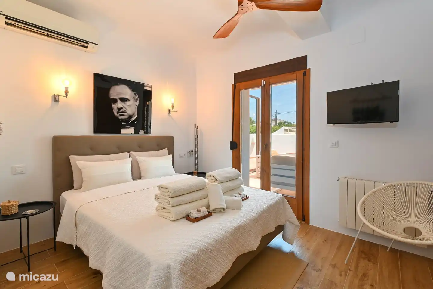 Chambre Casa ZenZeZ / ventilateur design en bois / système de climatisation et TV