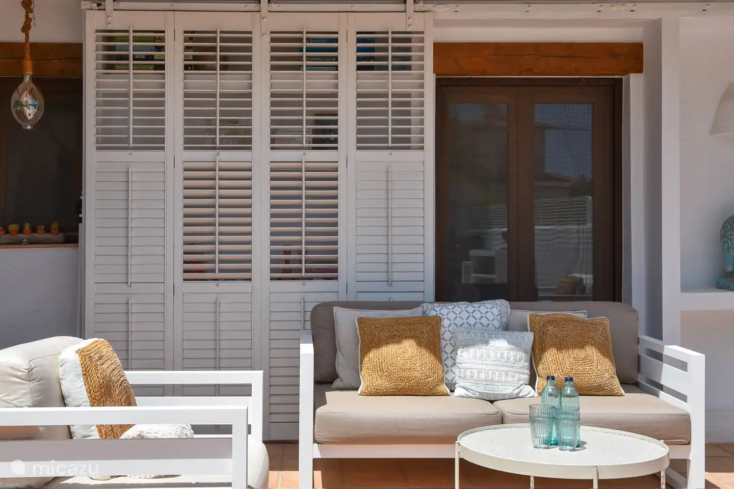 Casa ZenZeZ, ensemble salon dont une partie est couverte