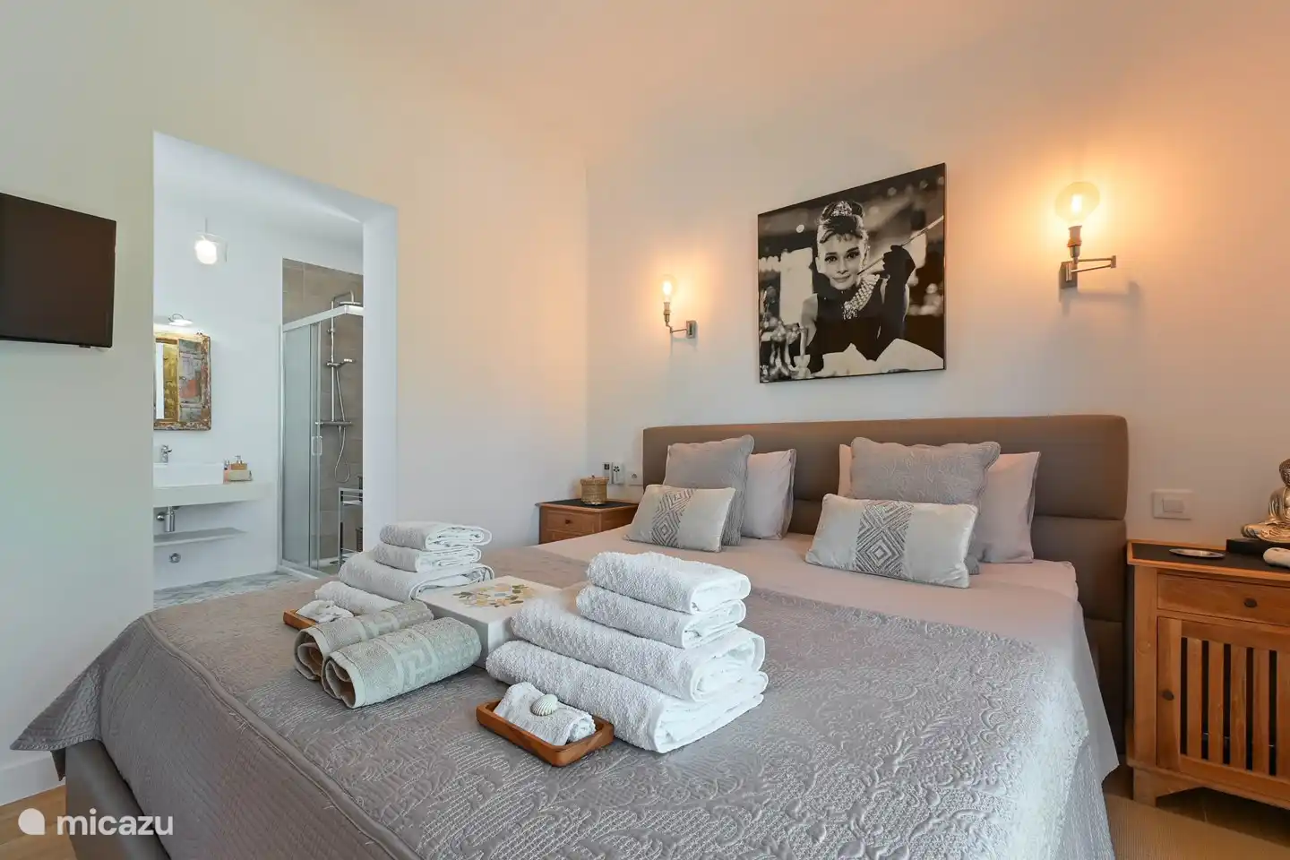 Casa ZenZeZ, chambre principale avec salle de bain attenante