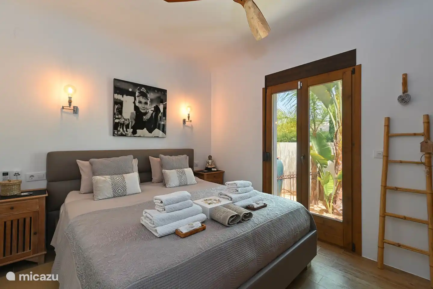 Chambre principale Casa ZenZeZ avec 2 grandes armoires encastrées / ventilateur design en bois et portes-jardin avec terrasse sur le côté de la casa avec vue panoramique sur les montagnes