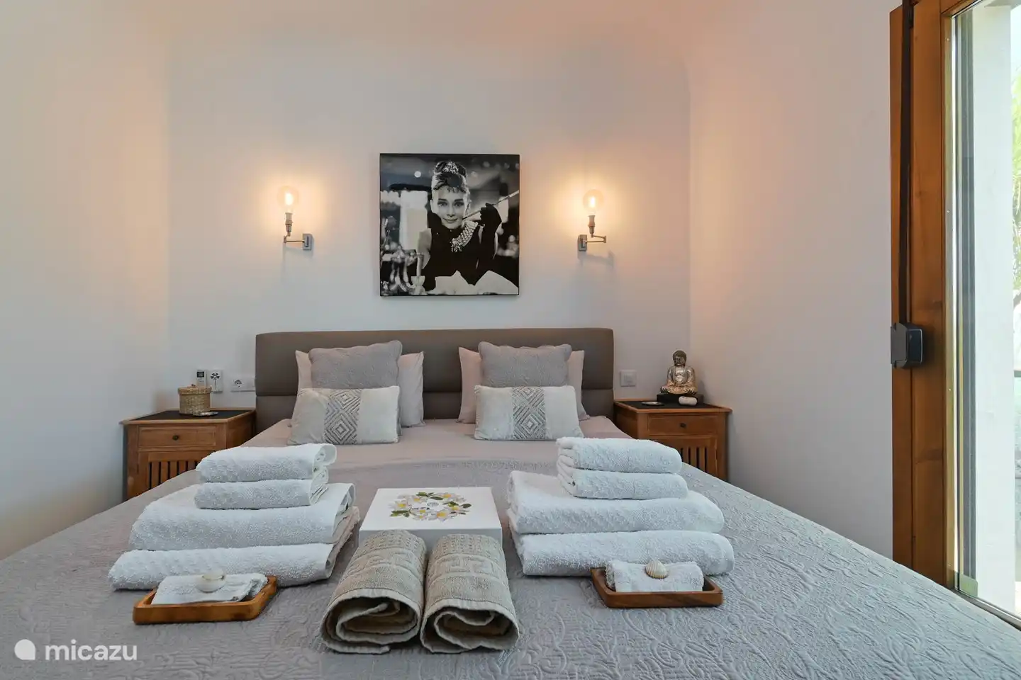 Chambre principale Casa ZenZeZ avec 2 grandes armoires encastrées / ventilateur design en bois et portes-jardin avec terrasse sur le côté de la casa avec vue panoramique sur les montagnes