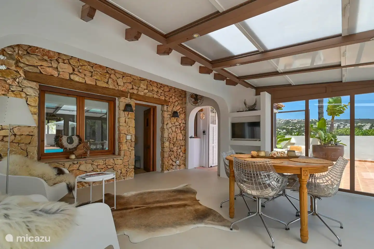 Véranda Casa ZenZeZ avec portes coulissantes en verre à l'avant de la véranda