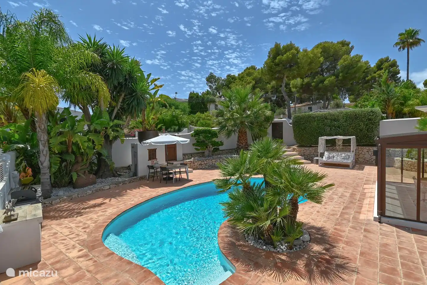 Casa ZenZeZ terrasse, jardin, piscine, lit de repos, table à manger
