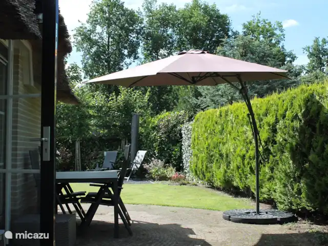 Parc Veluwerijck 20, Veluwsboerderij huren in Nederland, Gelderland, Ermelo - vakantiehuis Zijkant tuin bij terrasdeur