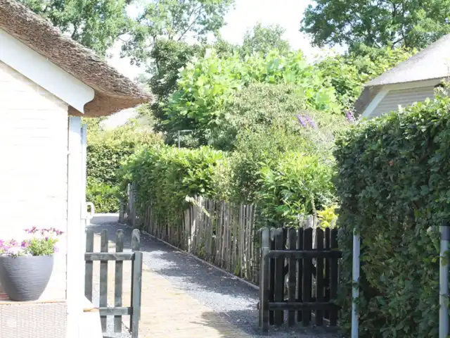 Parc Veluwerijck 20, Veluwsboerderij huren in Nederland, Gelderland, Ermelo - vakantiehuis Zijkant tuin