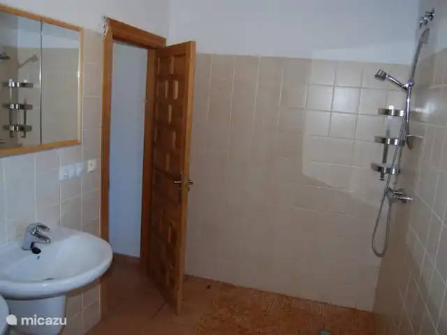 Sax | Espagne, Costa Blanca, Sax - maison de vacances La douche de la grande salle de bain.