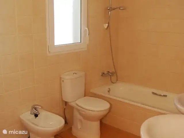 Sax | Espagne, Costa Blanca, Sax - maison de vacances La grande salle de bain de la chambre principale.