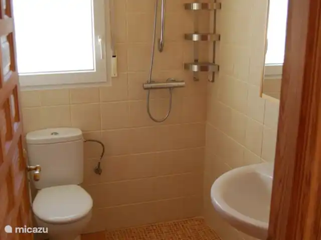 Sax | Espagne, Costa Blanca, Sax - maison de vacances La salle de bain de la première chambre vue de la porte d'entrée.