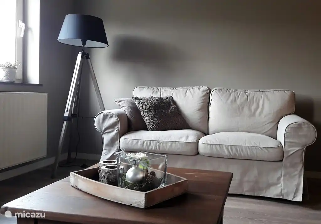 Landhausstil Wohnzimmer auf den Obstgarten und die zugrunde liegenden Hügel.