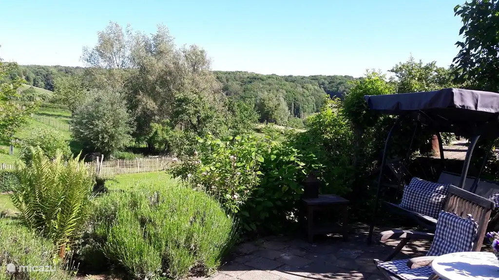 Bewundern Sie die Aussicht von der Terrasse