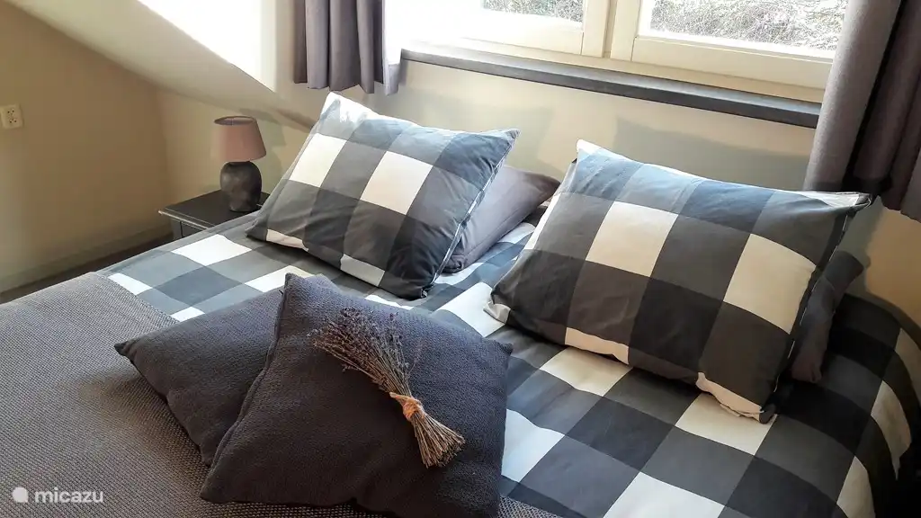 Schlafzimmer mit zwei schönen Boxspringbetten. TV ist im Schlafzimmer zur Verfügung.