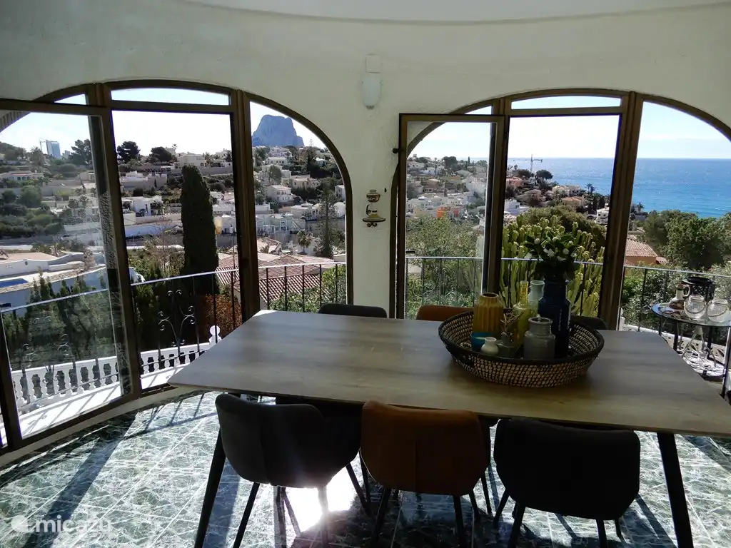 Sicht auf das Meer, den Penon und das Dorf