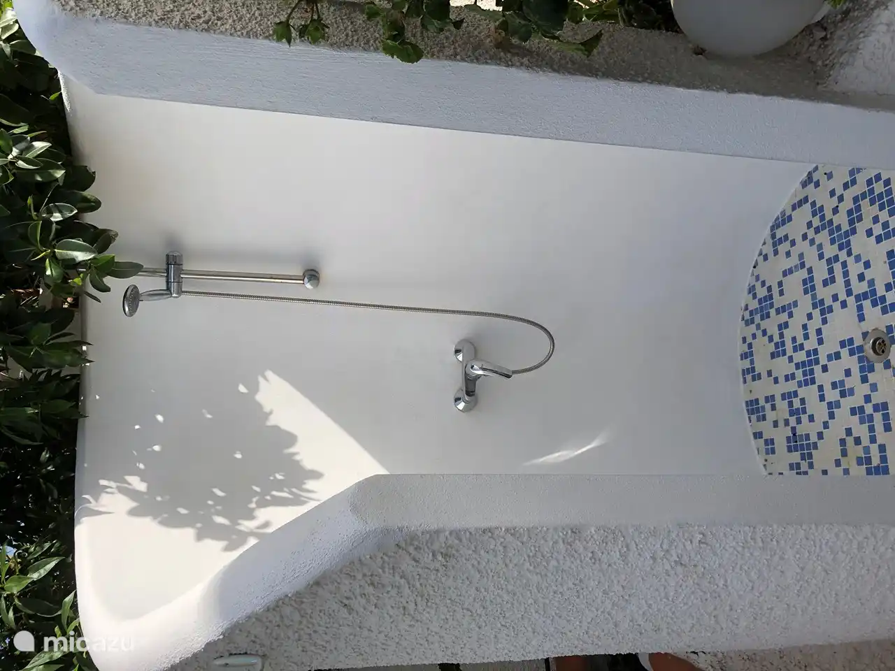 Auch heißes Wasser in der Außendusche. Können Sie die Sonnencreme abspülen, bevor Sie den Pool betreten?