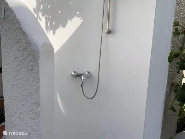 Casa Rana Verde | Espagne, Costa Blanca, Calpe - villa Aussi de l'eau chaude dans la douche extérieure. Pouvez-vous rincer la crème solaire avant d'entrer dans la piscine ?