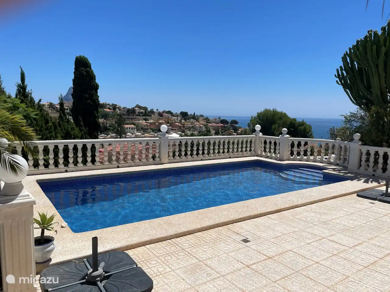 Swimmingpool mit Meerblick
