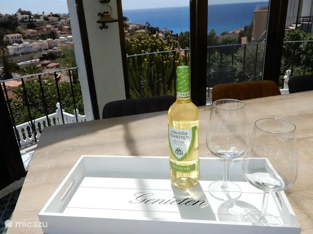 Ein schönes Glas Wein in der Naya genießen