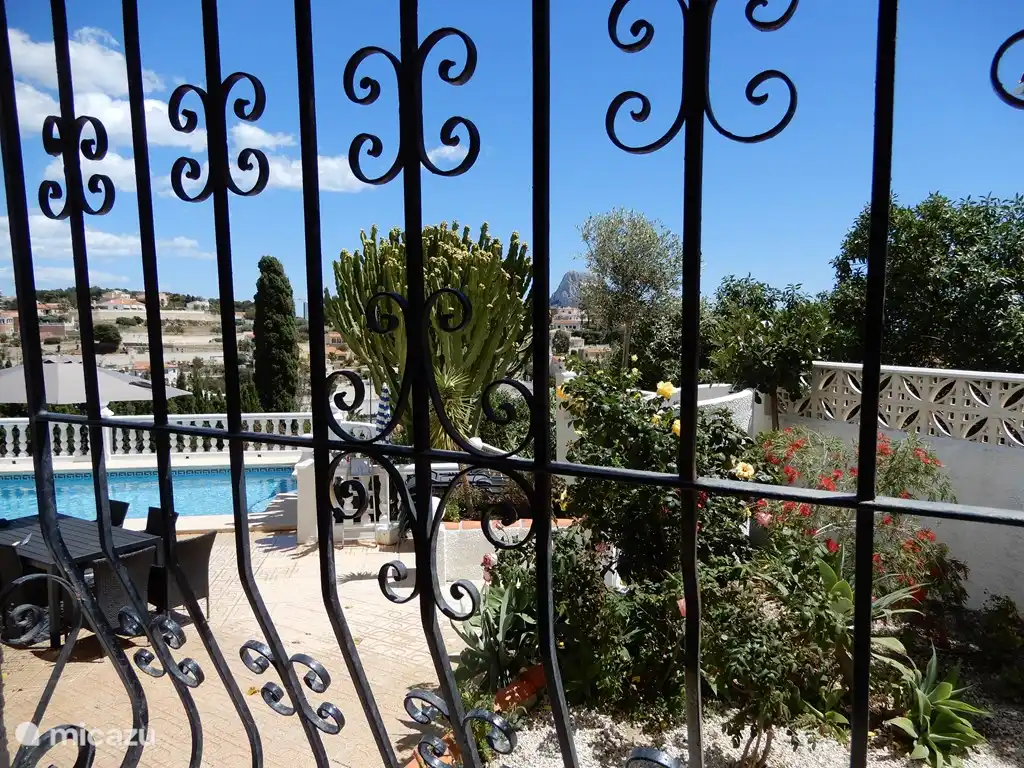 Hinter Gittern die Aussicht genießen