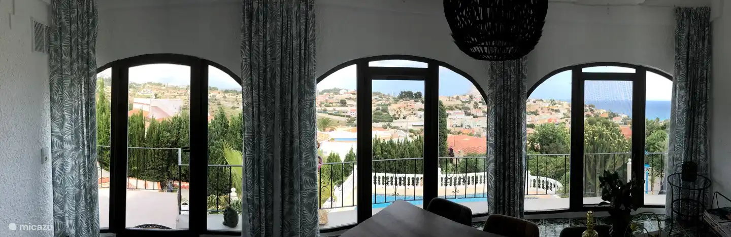 Blick auf Dorf, Meer und Berge