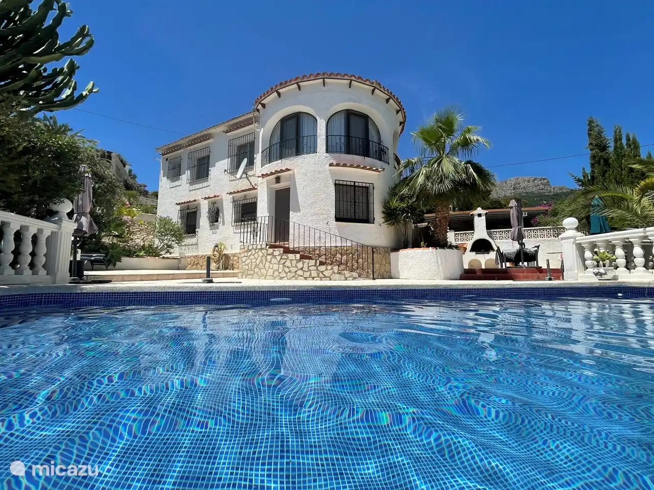 Nehmen Sie ein schönes Bad im renovierten Pool