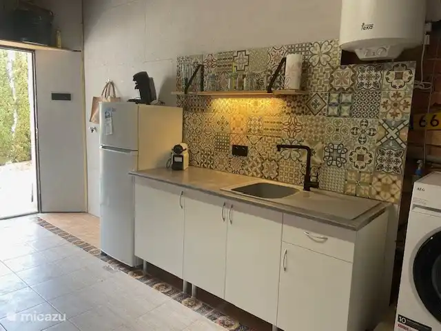 zusätzliche Küchenzeile und Kühlschrank im Abstellraum
