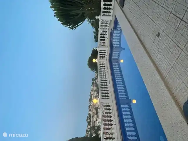 Schwimmbad in der Nacht