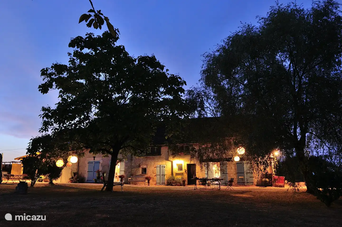 The spacious garden also invites you to sit outside in the evenings.