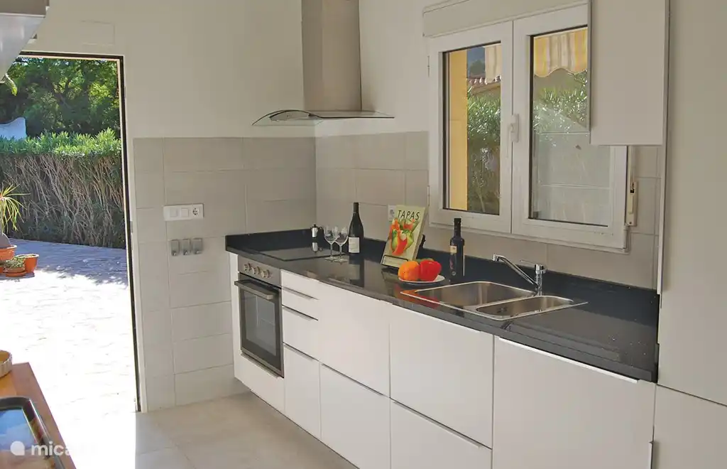 Die Küche hat eine Verbindung zur Außenterrasse.