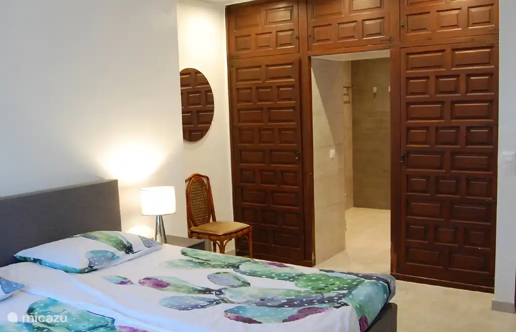 Das Hauptschlafzimmer mit Bad en Suite.