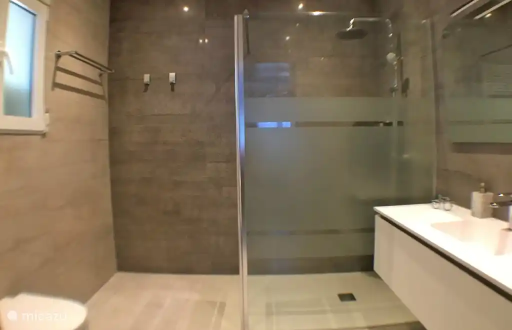 Das Badezimmer en Suite ist geräumig und stilvoll.