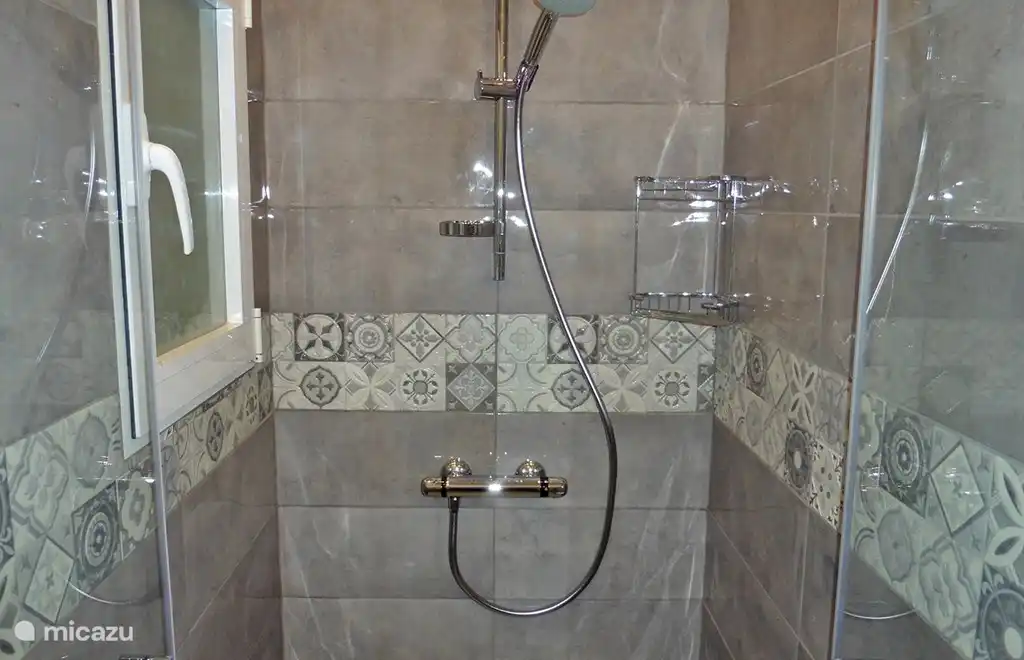 Das separate Badezimmer gehört zum Gästezimmer.